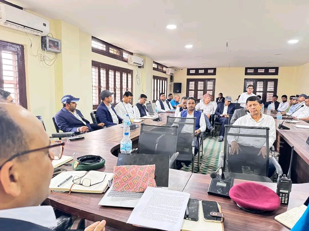 जिल्ला प्रशासन कार्यालयमा आयोजित बैठकमा सहभागी रौतहटका कार्यालय प्रमुखहरु